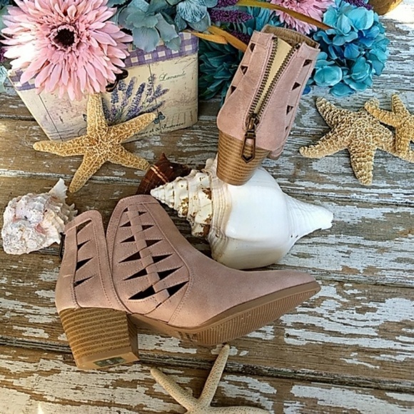 Last Pair Sz 7! Cutout Pink Booties - Picture 5 of 7